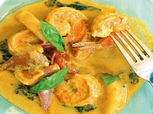 Thai yellow prawn store curry