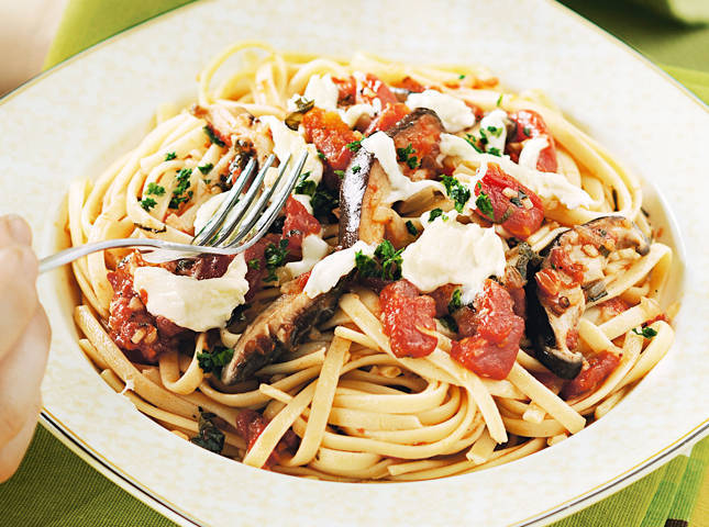 Shar's Linguine with Mushroom, Tomato, and Mozzarella