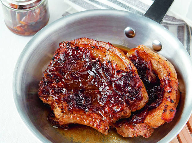 Pan-Grilled Pork Chops with Red Onions