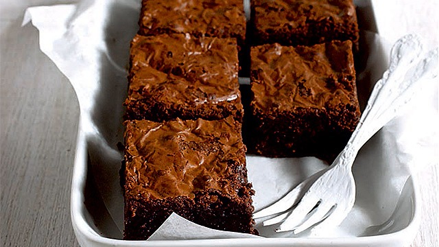 Why You Should Always Bake Brownies In An Aluminum Pan