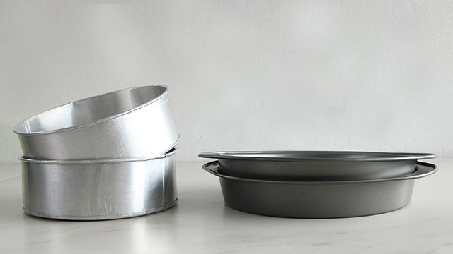 Buy the Right Cake Pan for Your Kitchen