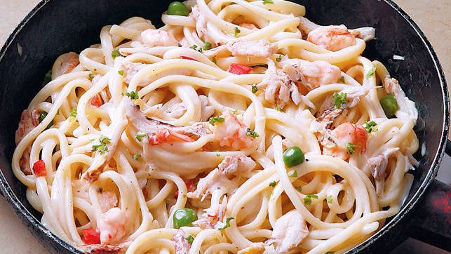 crab and shrimp linguine pasta in white sauce