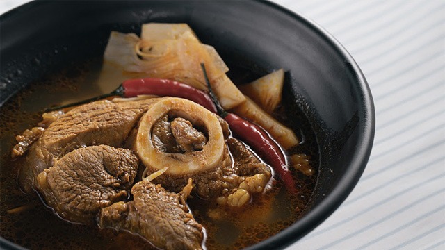 Kansi with beef shanks in a black bowl