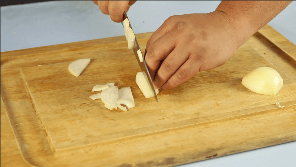 How To Cut An Onion (Peel, Slice, Dice, And Chop) - Alphafoodie