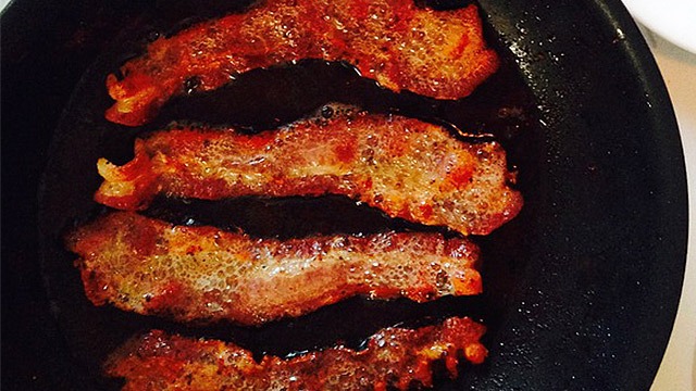 https://images.yummy.ph/yummy/uploads/2016/12/bacon-pan-stovetop-2.jpg