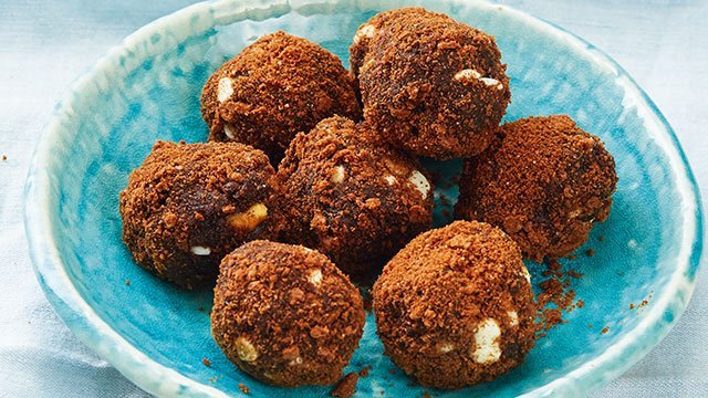 no bake brownie balls rolled in graham crackers in a turquoise plate