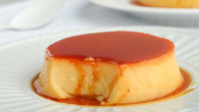 https://images.yummy.ph/yummy/uploads/2017/04/coconut-leche-flan-1.jpg