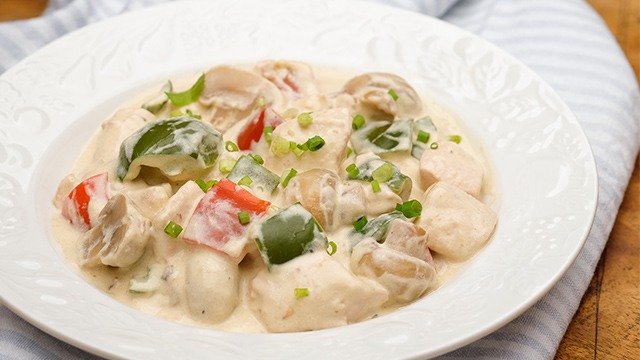 Creamy chicken ala king on a plate