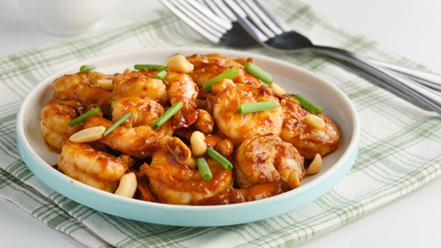 These shrimps are coated in a delicious sauce that's sweet, spicy, and sticky. It's got peanuts, too!