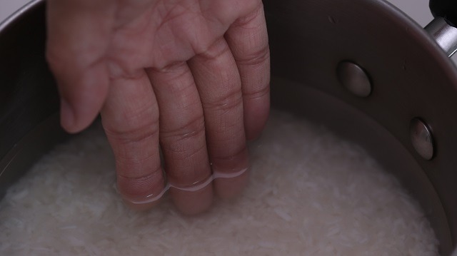 How to Measure Rice Proportions with Your Finger - CHOW Tip 