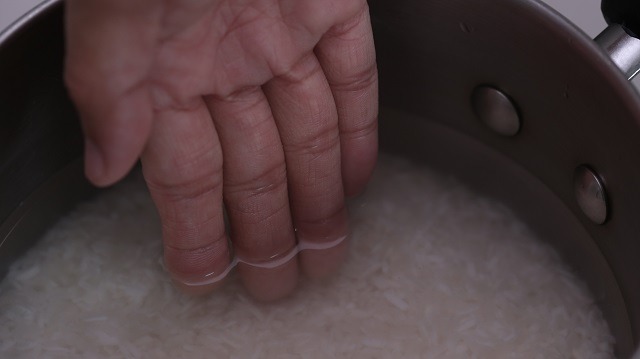 Now I've Seen Everything - How to measure rice without a measuring cup.