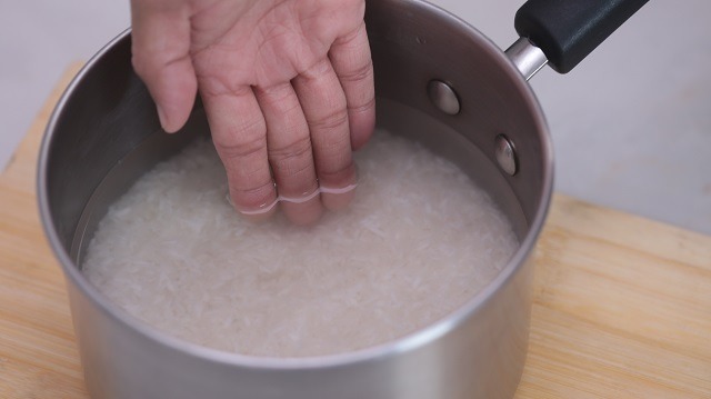 How to Cook Rice without a Measuring Cup