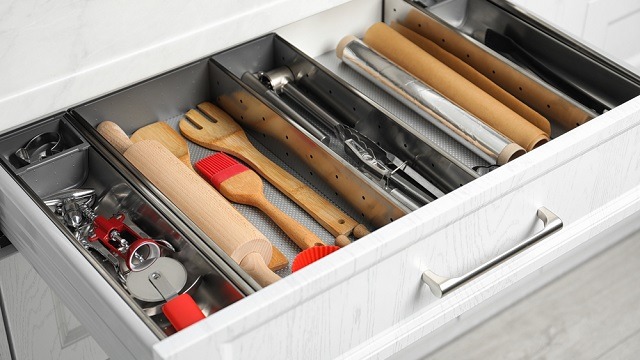 A guide to tidy and organized kitchen drawers - IKEA
