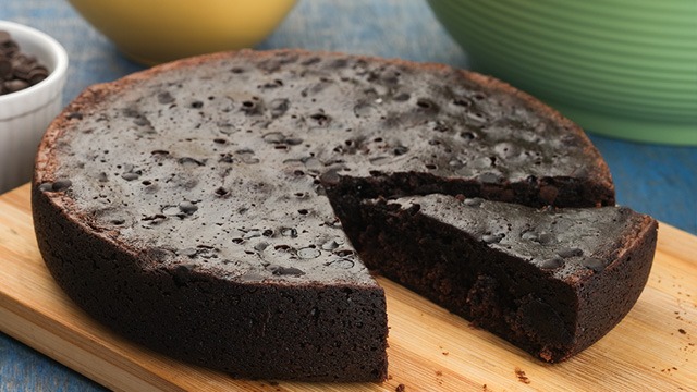 https://images.yummy.ph/yummy/uploads/2020/05/browniecake-1.jpg