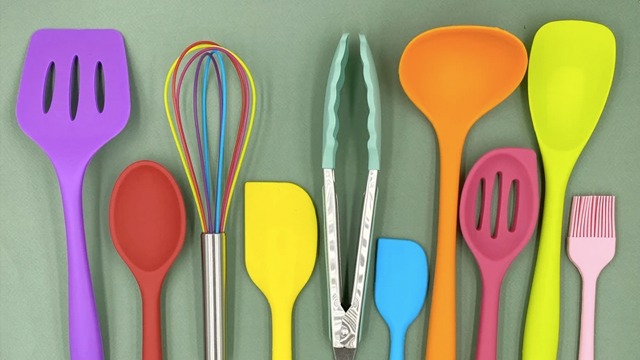 https://images.yummy.ph/yummy/uploads/2020/09/harper-and-harlow-rainbow-silicone-utensil-set-6.jpg