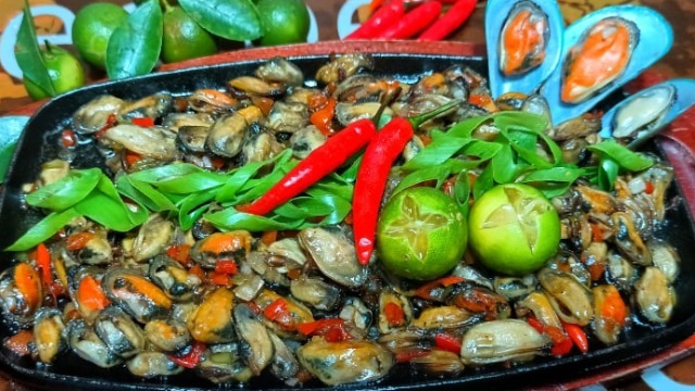 Sizzling Spicy Tahong Recipe | Yummy.ph