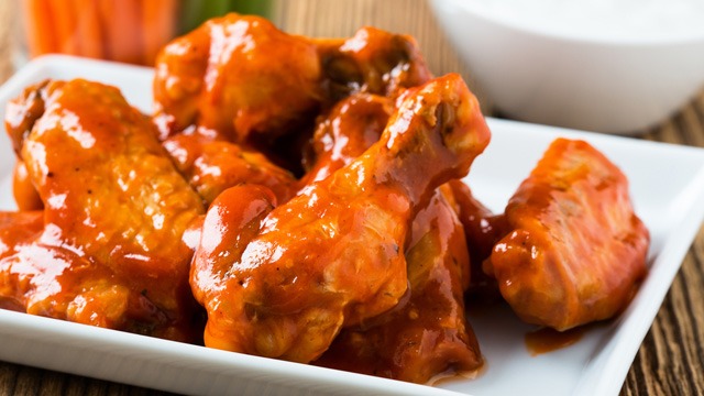 buffalo wings on a square plate