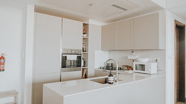 This Homeowner's Minimalist Kitchen Will Inspire You to Declutter