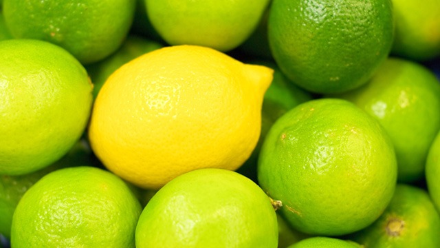 green and yellow lemons ina  pile