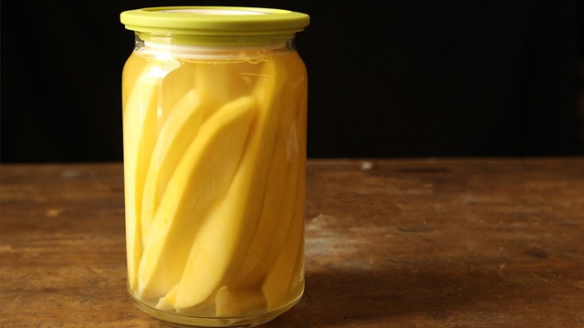 burong mangga (pickled green mangoes)