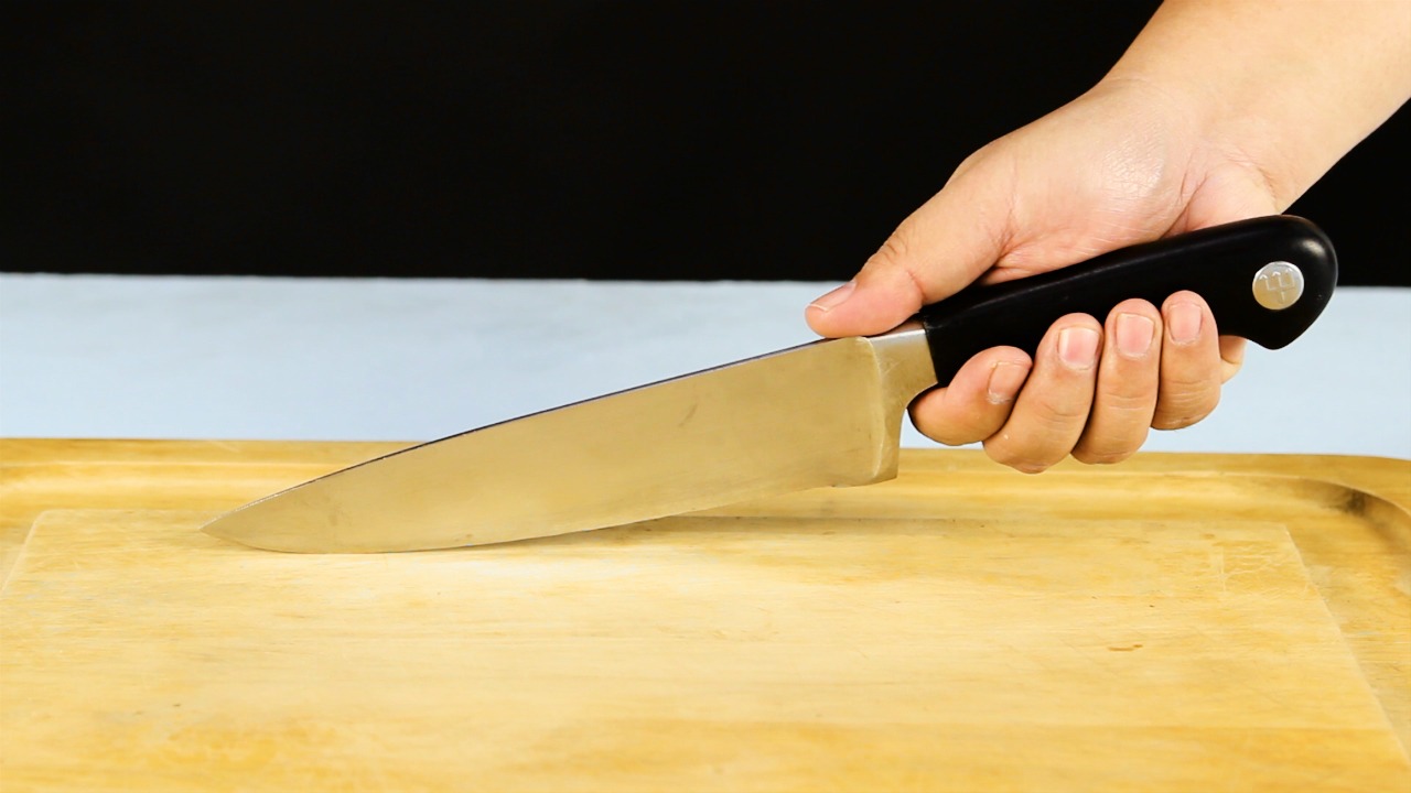 Learn How to Hold a Knife the Right Way