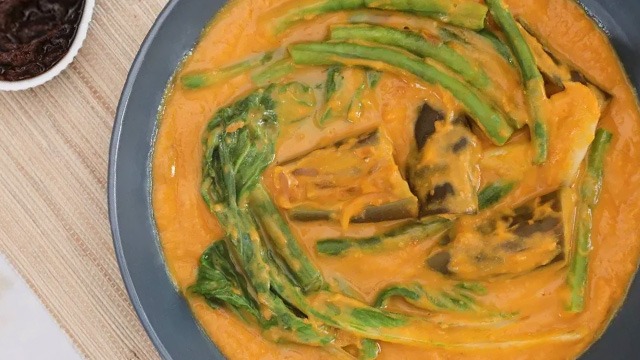 filipino vegetable kare kare recipe with vegetables in a bowl