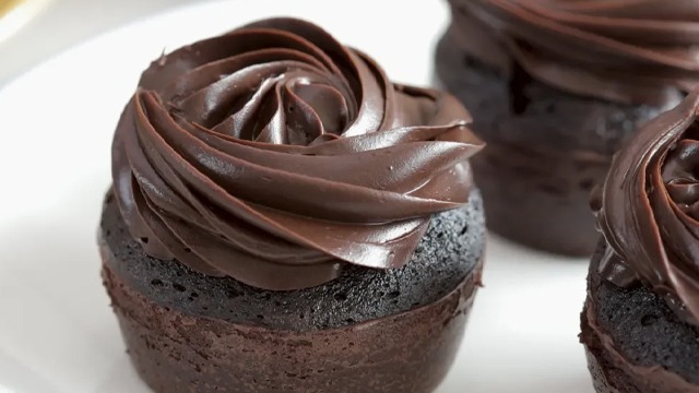 easy steamed chocolate cupcake with chocolate ganache frosting