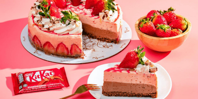 Vizco's collaborates with KitKat to create a Valentine's Day-special cake: the Strawberry Choco Mousse Cake.