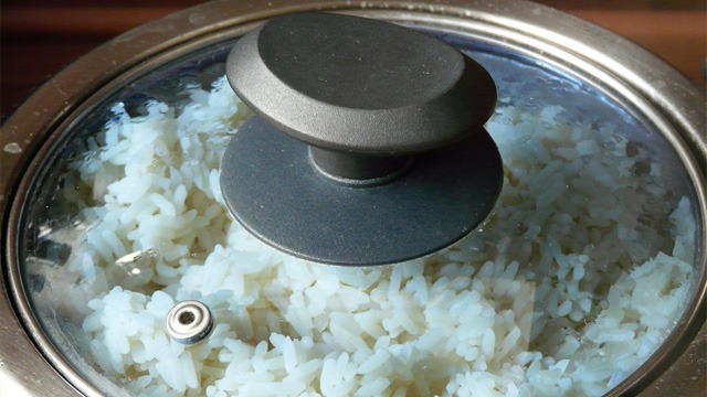 cooked rice in the rice cooker