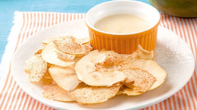 https://images.yummy.ph/yummy/uploads/2023/03/Apple-Chips-with-Honey-Yogurt-Dip.jpg