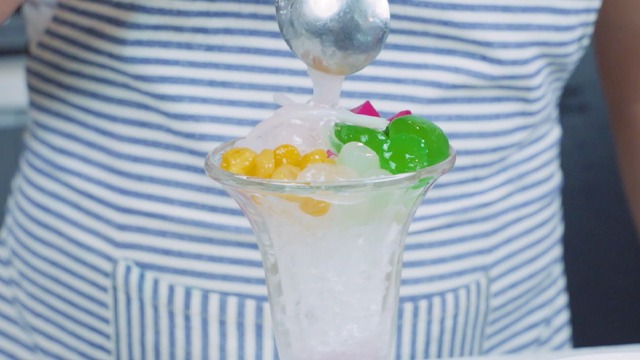topping a halo halo