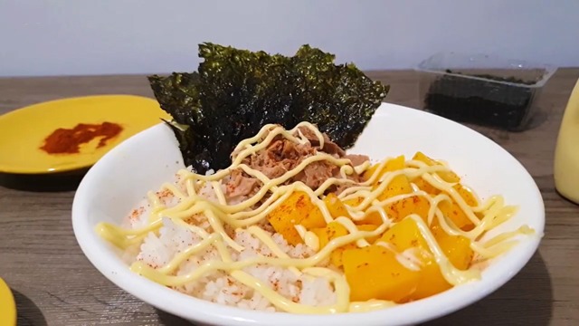 tuna sushi rice bowl with mangoes